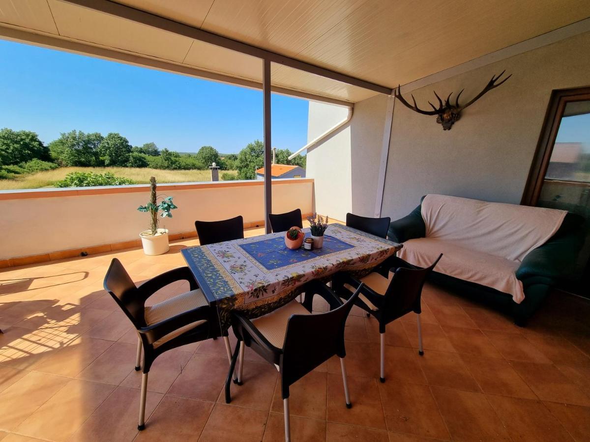 Sunny Apartment With Pool Šišan Exterior foto